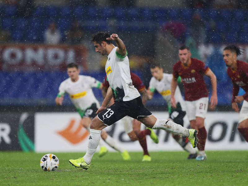 Lars Stindl scores the team's first goal from the penalty spot during the UEFA Europa League group J match between AS Roma and Borussia Moenchengladbach at Stadio Olimpico on October 24, 2019 in Rome, Italy. (Photo by Paolo Bruno/Getty Images)