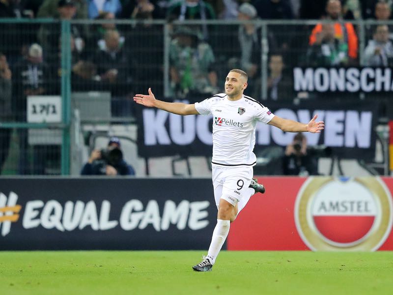 Shon Weissman of Wolfsberger AC celebrates the first goal during the UEFA Europa League group J match between Borussia Moenchengladbach and Wolfsberger AC at Borussia-Park on September 19, 2019 in Moenchengladbach, Germany. (Photo by Christof Koepsel/Bongarts/Getty Images)