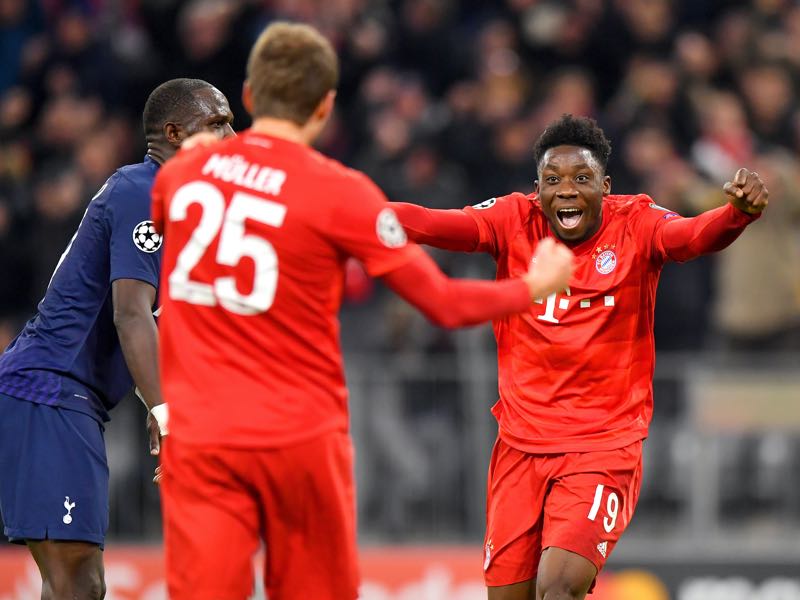 Bayern v Tottenham - Alphonso Davies of FC Bayern Munich (R) celebrates the team's second goal scored by Thomas Muller of FC Bayern Munich (L) during the UEFA Champions League group B match between Bayern Muenchen and Tottenham Hotspur at Allianz Arena on December 11, 2019 in Munich, Germany. (Photo by Sebastian Widmann/Bongarts/Getty Images)